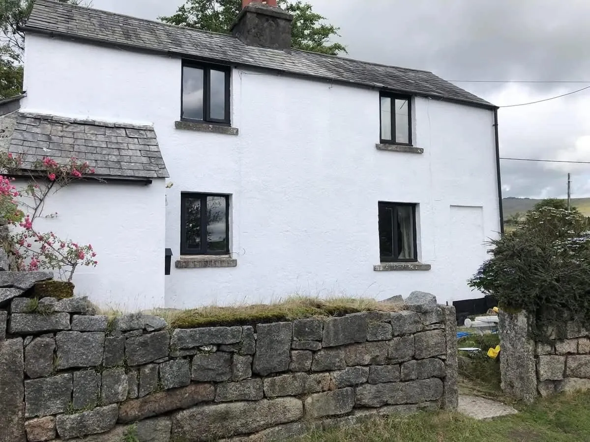Render repair and exterior repaint of a cottage in Tavistock